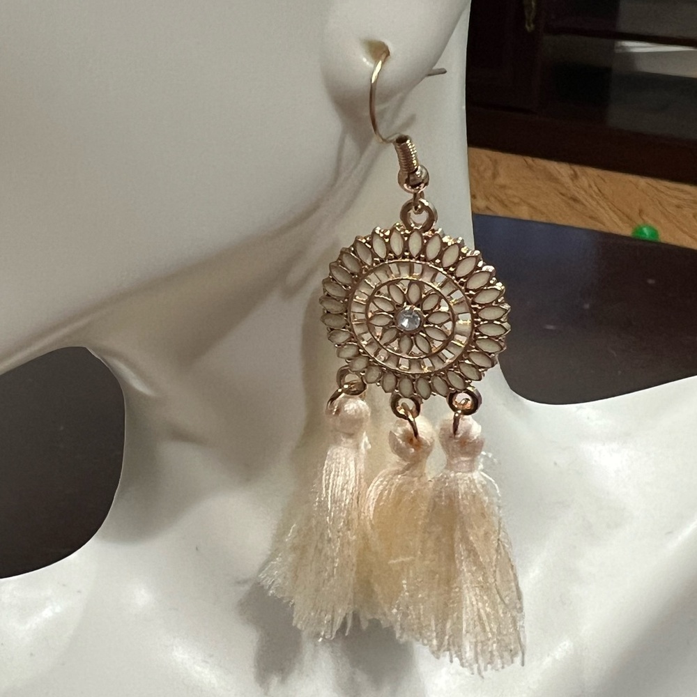 Pendant with tassel earrings